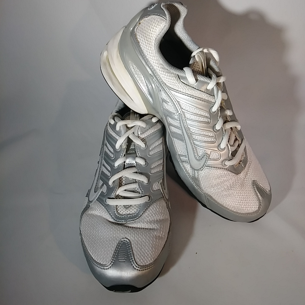 Nike Air Max Womens Size 8 White/Grey Running Shoe